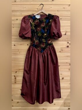 Vintage 1980’s Small Velvet Floral Basque Waist Puff Sleeve Maroon Dress Prom